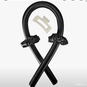 Create effortless, long-lasting curls with this heatless curling hair wrap.